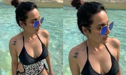 40 की काम्या का मोनोकनी में दिखा Hot अंदाज, लेटेस्ट तस्वीर में फ्लांट किया टैटू